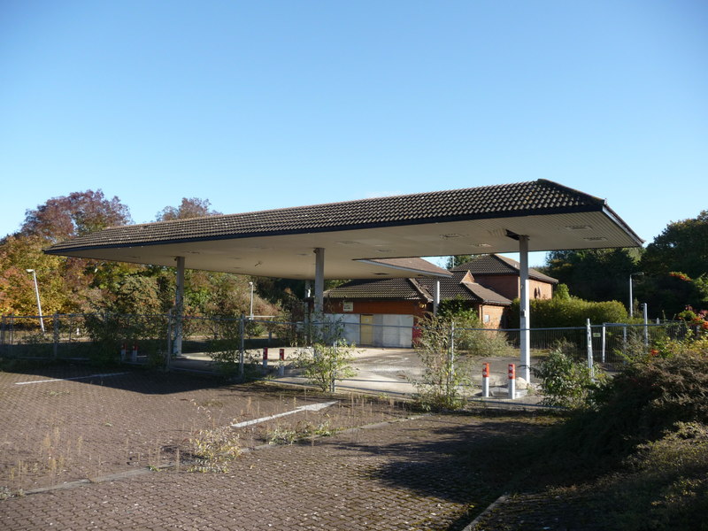 File:Weyhill west forecourt.jpg