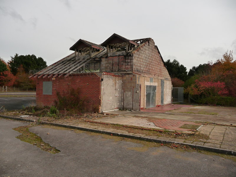 File:Weyhill eastbound abandoned restaurant.jpg