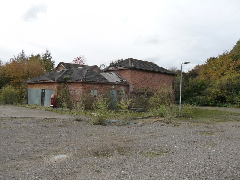 File:Weyhill eastbound abandoned restaurant 2.jpg