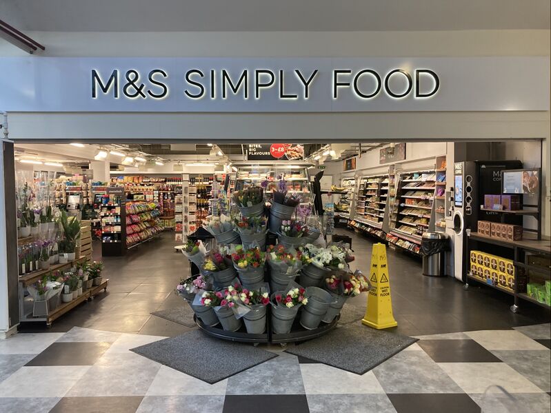 File:M&S Simply Food Chieveley 2023.jpg
