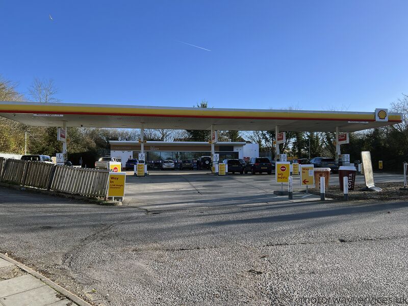 File:Fontwell forecourt 2025.jpg