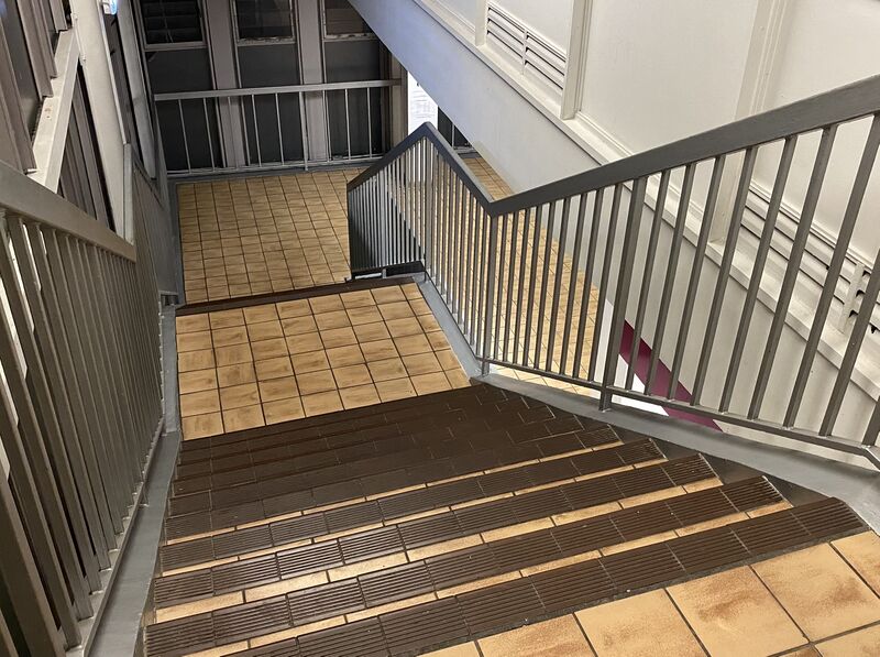 File:HiltonP SB Stairs.JPG