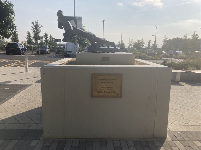 File:Rugby statue 2022.jpg