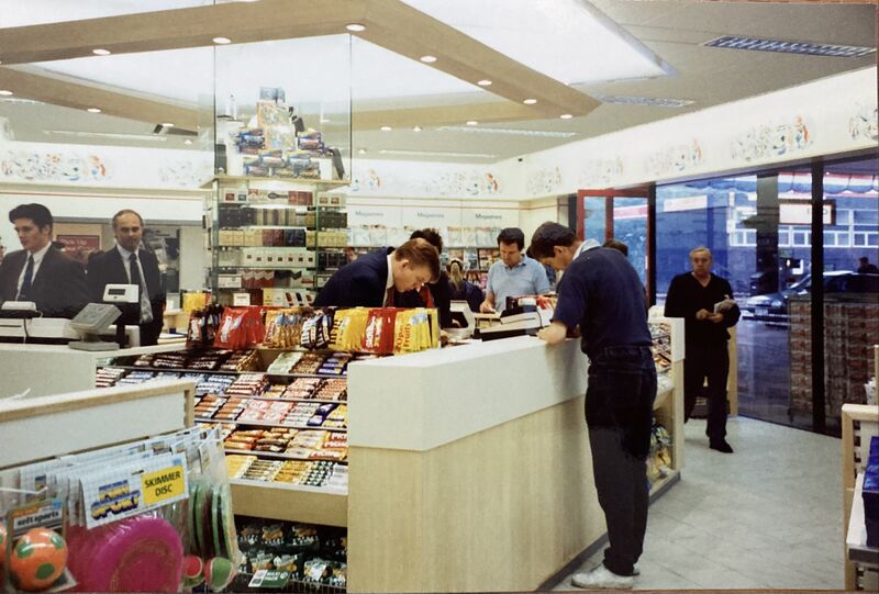 File:Hilton Park Esso Shop 1992.jpg