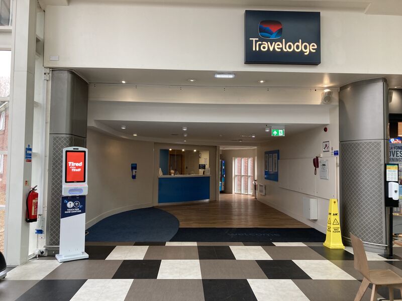 File:Travelodge entrance Doncaster (North) 2022.jpg