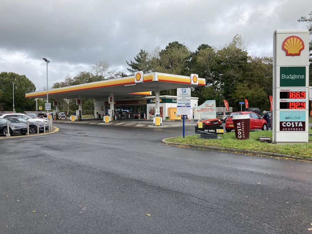 Horsham services Motorway Services, Horsham service station info