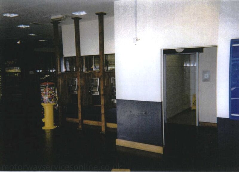 File:Rothersthorpe northbound 2001 toilets.jpg