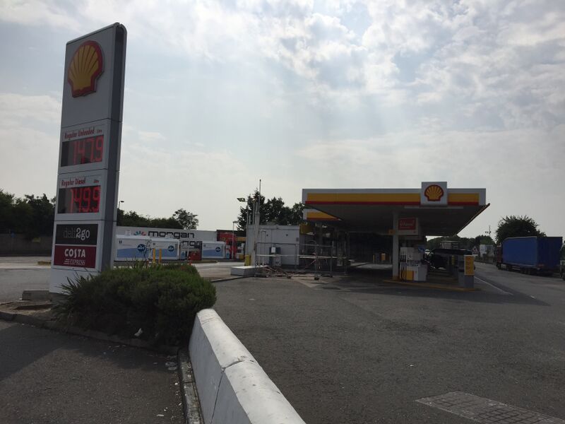 File:Newport Pagnell South Shell 2018.jpg