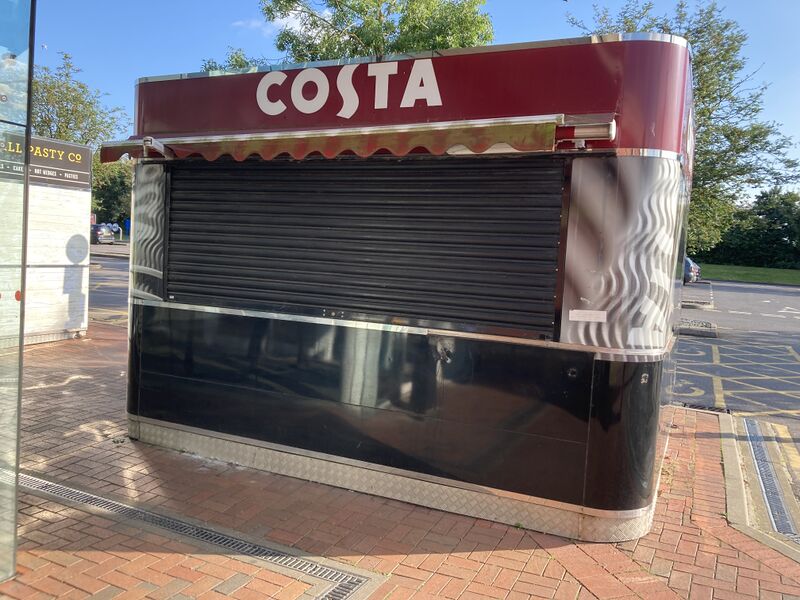 File:Costa kiosk Reading East 2021.jpg