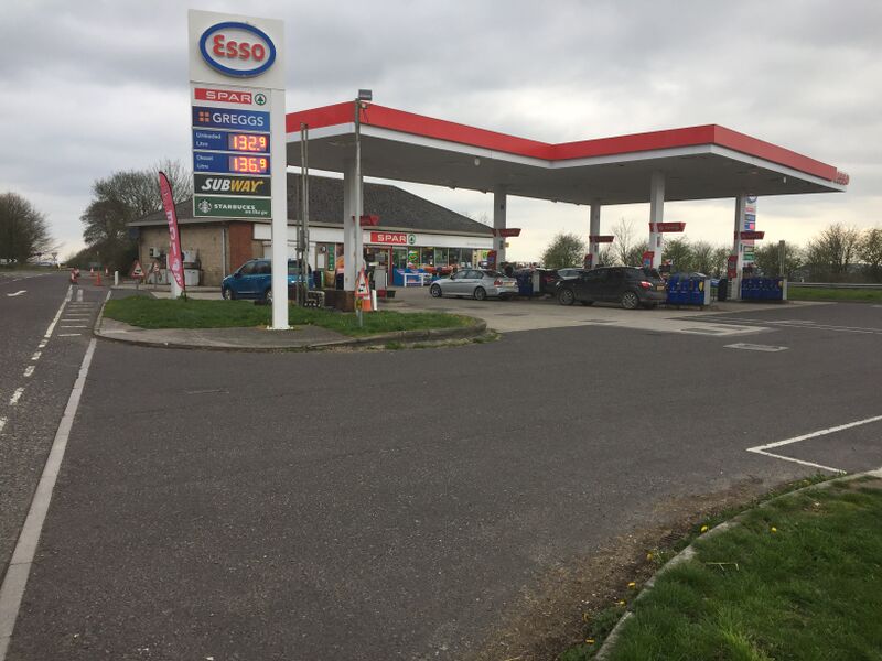 File:Esso Willoughby Hedge 2019.jpg