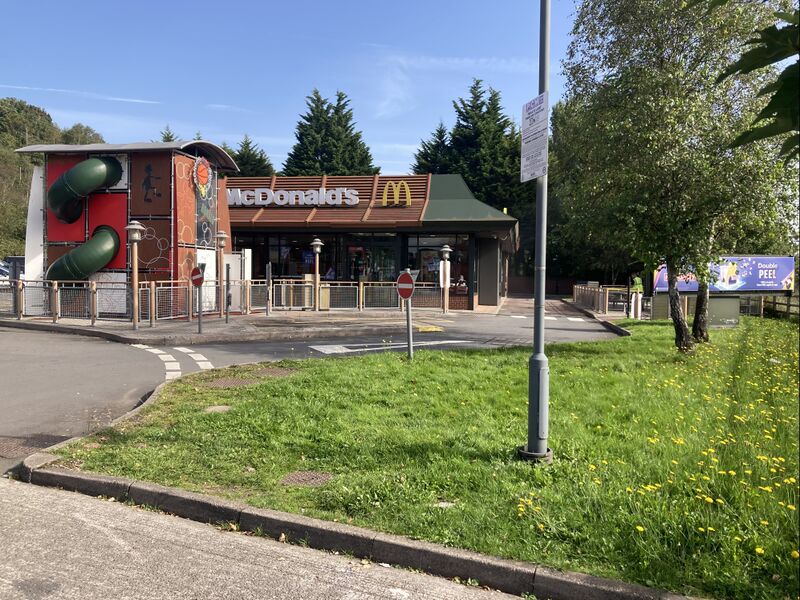 File:McDonald's Skewen 2023.jpg