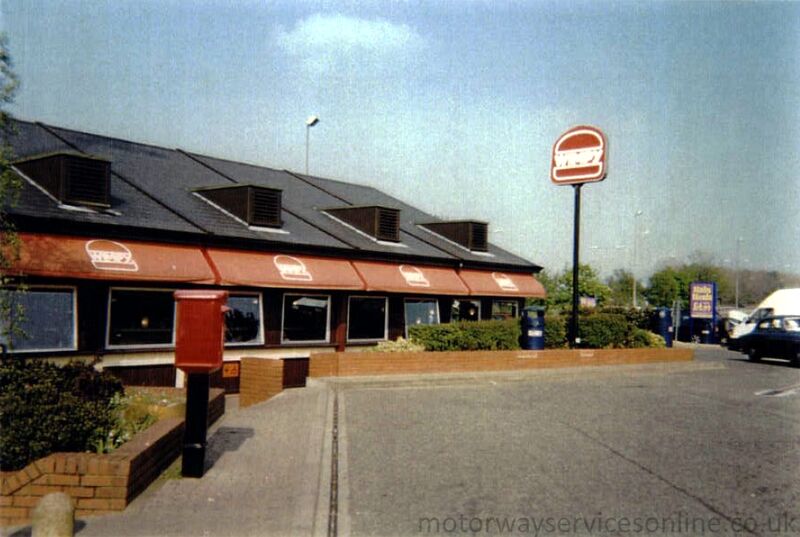 File:Rothersthorpe northbound 2001 Wimpy exterior.jpg